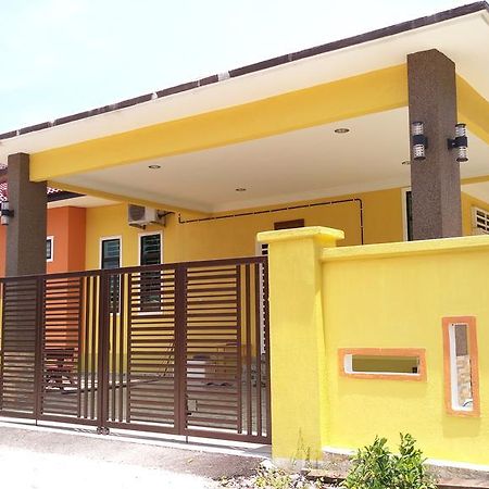Amera Homestay Chukai Bagian luar foto