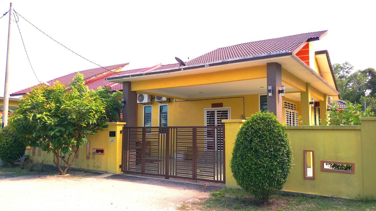 Amera Homestay Chukai Bagian luar foto