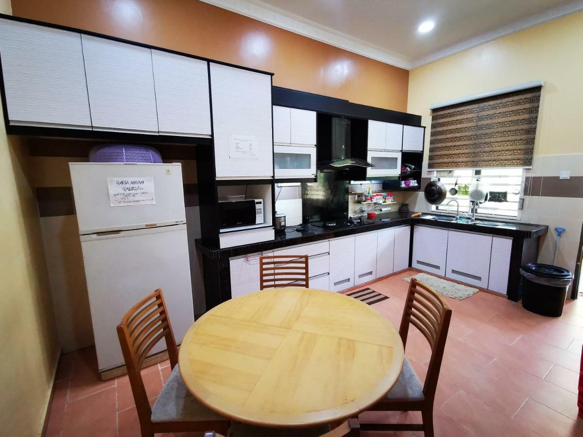 Amera Homestay Chukai Bagian luar foto